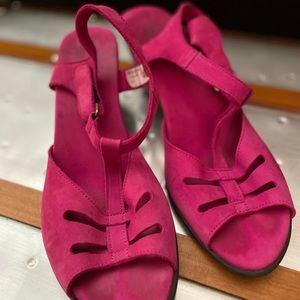 Arche sz 40 fuchsia suede 2-1/2" heeled sandals